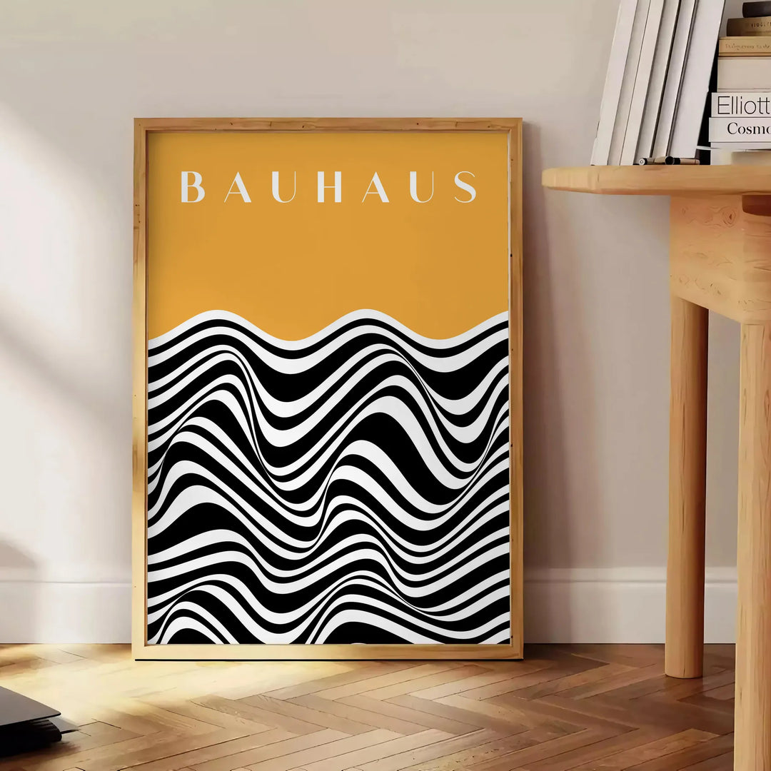 Unrahmtes Poster zeigt abstrakte geometrische Bauhaus-Komposition, minimalistisches Grafikdesign - neben einem runden Beistelltisch aus Holz mit Büchern