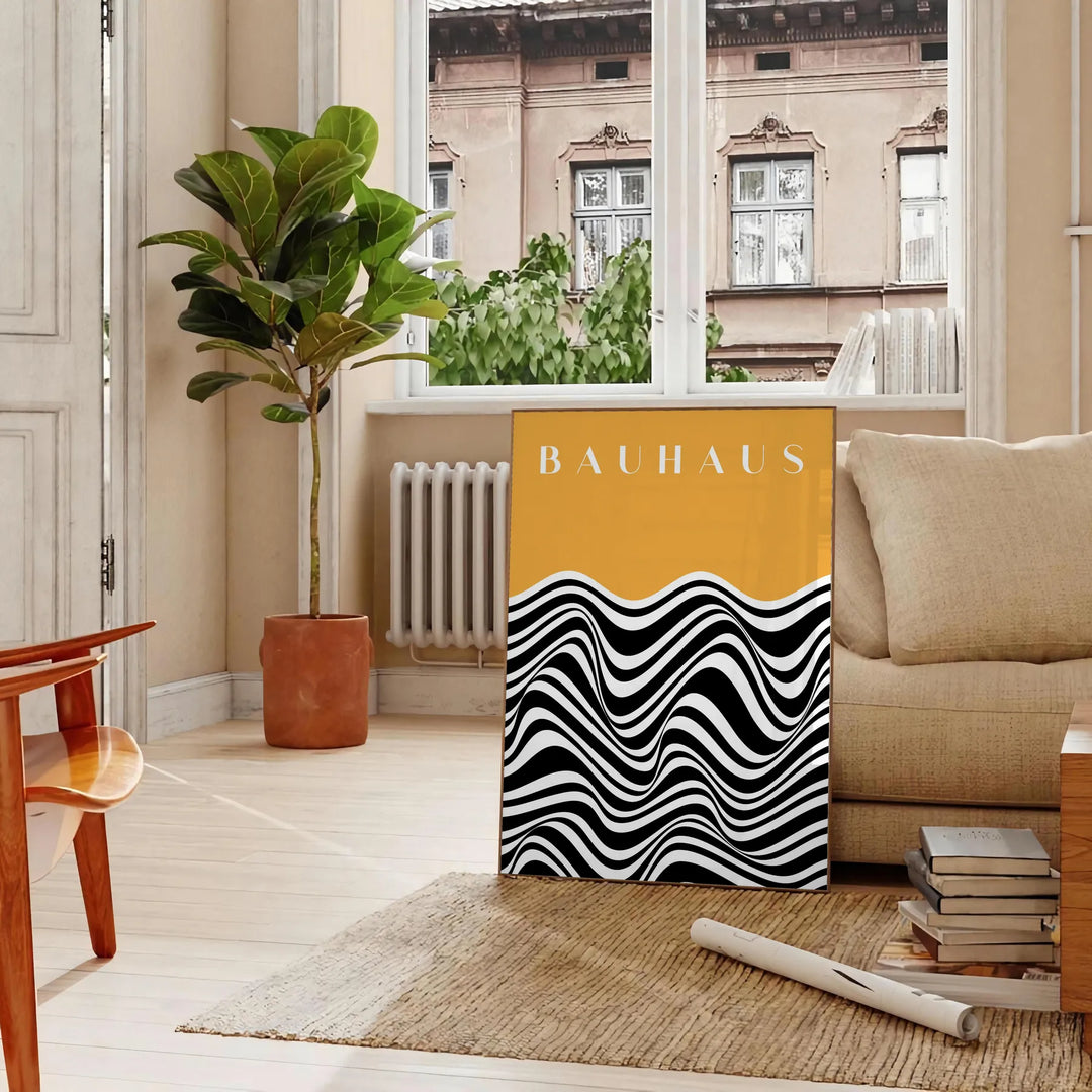 Unrahmtes Poster zeigt abstrakte geometrische Bauhaus-Komposition, minimalistisches Grafikdesign - in einem Pariser Wohnzimmer mit Sofa und einer Geigenfeige