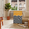 Unrahmtes Poster zeigt abstrakte geometrische Bauhaus-Komposition, minimalistisches Grafikdesign - in einem Pariser Wohnzimmer mit Sofa und einer Geigenfeige