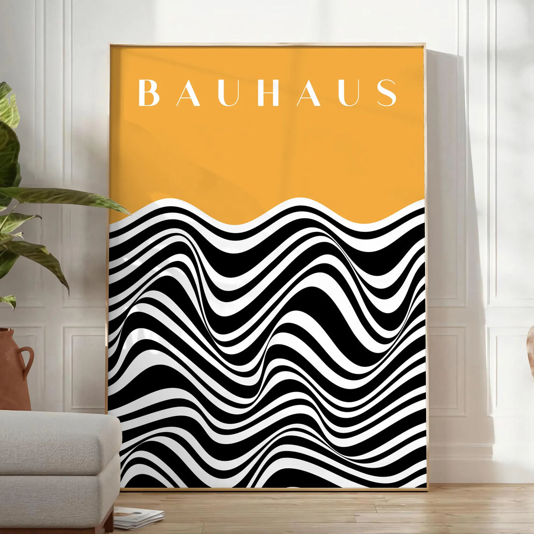 Unrahmtes Poster zeigt abstrakte geometrische Bauhaus-Komposition, minimalistisches Grafikdesign - in einem hellen minimalistischen Raum mit Pflanze und Sessel