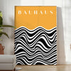 Unrahmtes Poster zeigt abstrakte geometrische Bauhaus-Komposition, minimalistisches Grafikdesign - in einem hellen minimalistischen Raum mit Pflanze und Sessel