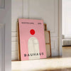 Bauhaus-Poster mit geometrischer abstrakter Komposition und minimalistischer Typografie - an eine weiße Paneelwand gelehnt auf Fischgrätparkett
