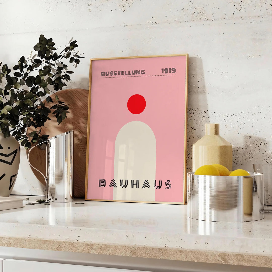 Bauhaus-Poster mit geometrischer abstrakter Komposition und minimalistischer Typografie - auf einer Arbeitsplatte mit Eukalyptus und einer Schale Zitronen