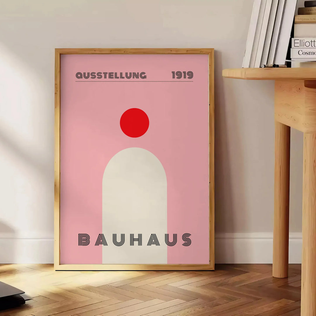Bauhaus-Poster mit geometrischer abstrakter Komposition und minimalistischer Typografie - neben einem runden Beistelltisch aus Holz mit Büchern