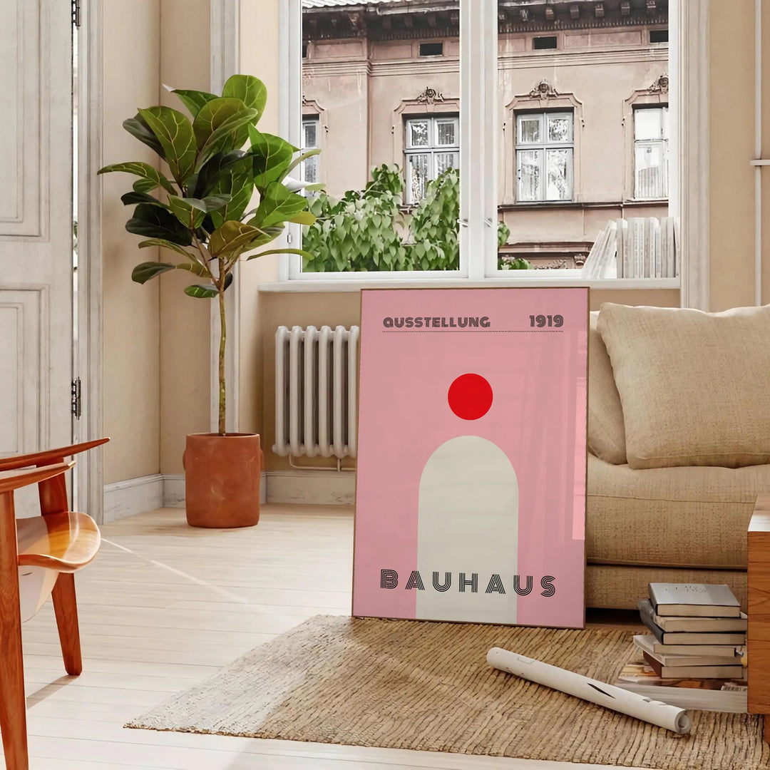 Bauhaus-Poster mit geometrischer abstrakter Komposition und minimalistischer Typografie - in einem Pariser Wohnzimmer mit Sofa und einer Geigenfeige