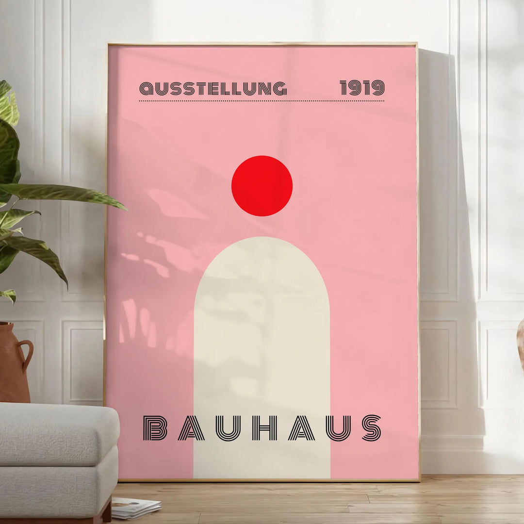 Bauhaus-Poster mit geometrischer abstrakter Komposition und minimalistischer Typografie - in einem hellen minimalistischen Raum mit Pflanze und Sessel