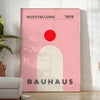 Bauhaus-Poster mit geometrischer abstrakter Komposition und minimalistischer Typografie - in einem hellen minimalistischen Raum mit Pflanze und Sessel