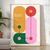 Bauhaus-geometrisches Poster mit abstrakten grünen und orangefarbenen Formen - in einem hellen minimalistischen Raum mit Pflanze und Sessel