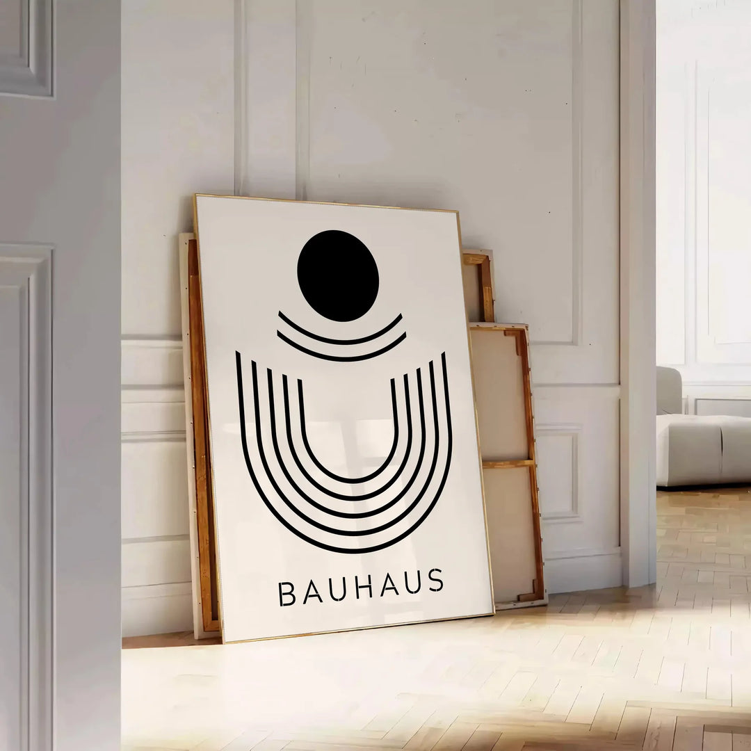 Poster Bauhaus geometrico grigio e nero con forme astratte minimaliste - appoggiato su un pavimento a spina di pesce contro una parete a pannelli