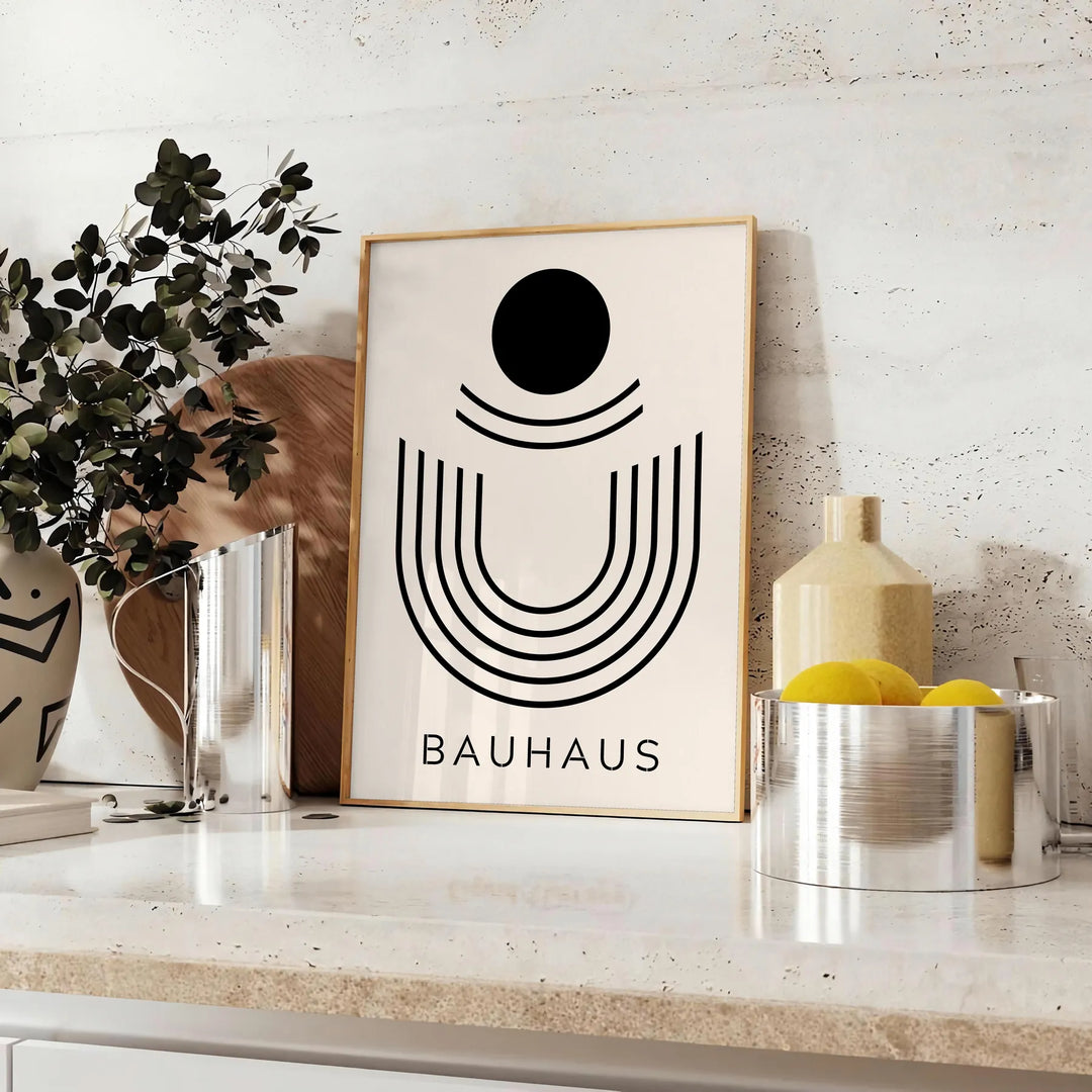Poster Bauhaus geometrico grigio e nero con forme astratte minimaliste - su un piano con eucalipto e una ciotola di limoni
