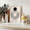 Poster Bauhaus geometrico grigio e nero con forme astratte minimaliste - su un piano con eucalipto e una ciotola di limoni