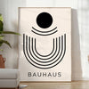 Poster Bauhaus geometrico grigio e nero con forme astratte minimaliste - in una stanza luminosa e minimalista con pianta e poltrona