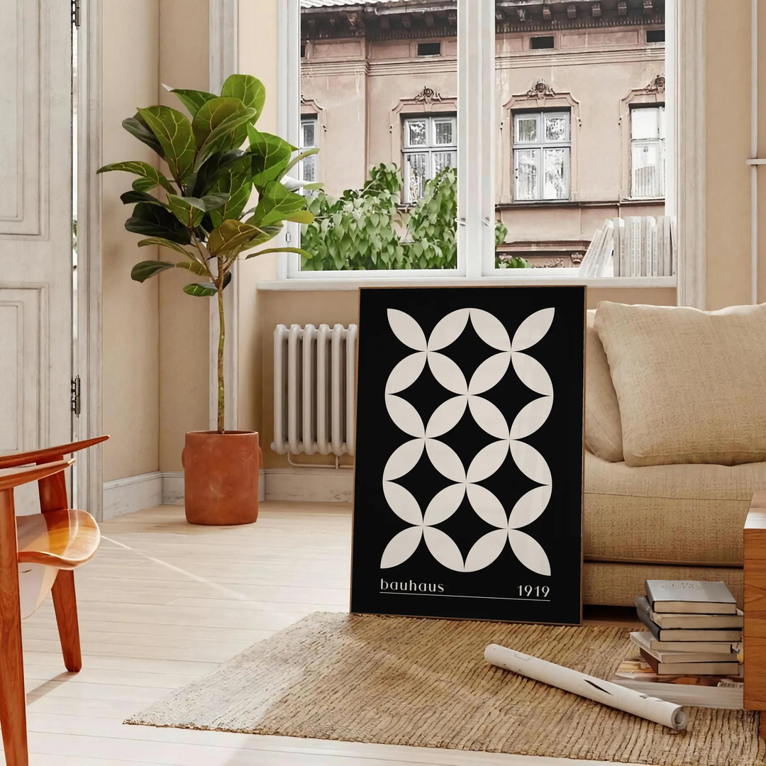 Abstrakte geometrische Formen im Bauhaus-Stil mit kräftigen Primärfarben - in einem Pariser Wohnzimmer mit Sofa und einer Geigenfeige