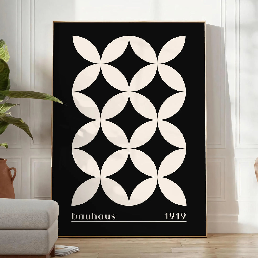 Abstrakte geometrische Formen im Bauhaus-Stil mit kräftigen Primärfarben - in einem hellen minimalistischen Raum mit Pflanze und Sessel