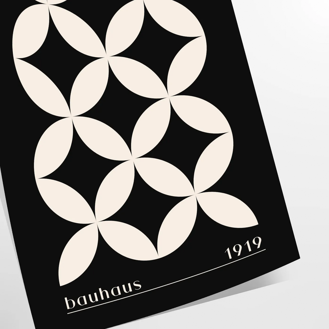 Abstrakte geometrische Formen im Bauhaus-Stil mit kräftigen Primärfarben - als gerollter Druck, ohne Rahmen