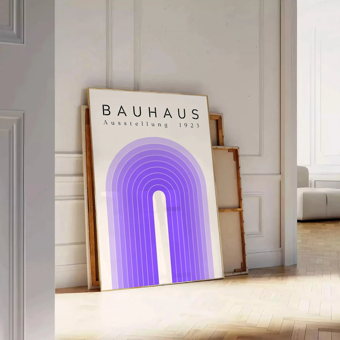 Abstrakte geometrische Formen im Bauhaus-Stil mit kräftigen Primärfarben - an eine weiße Paneelwand gelehnt auf Fischgrätparkett