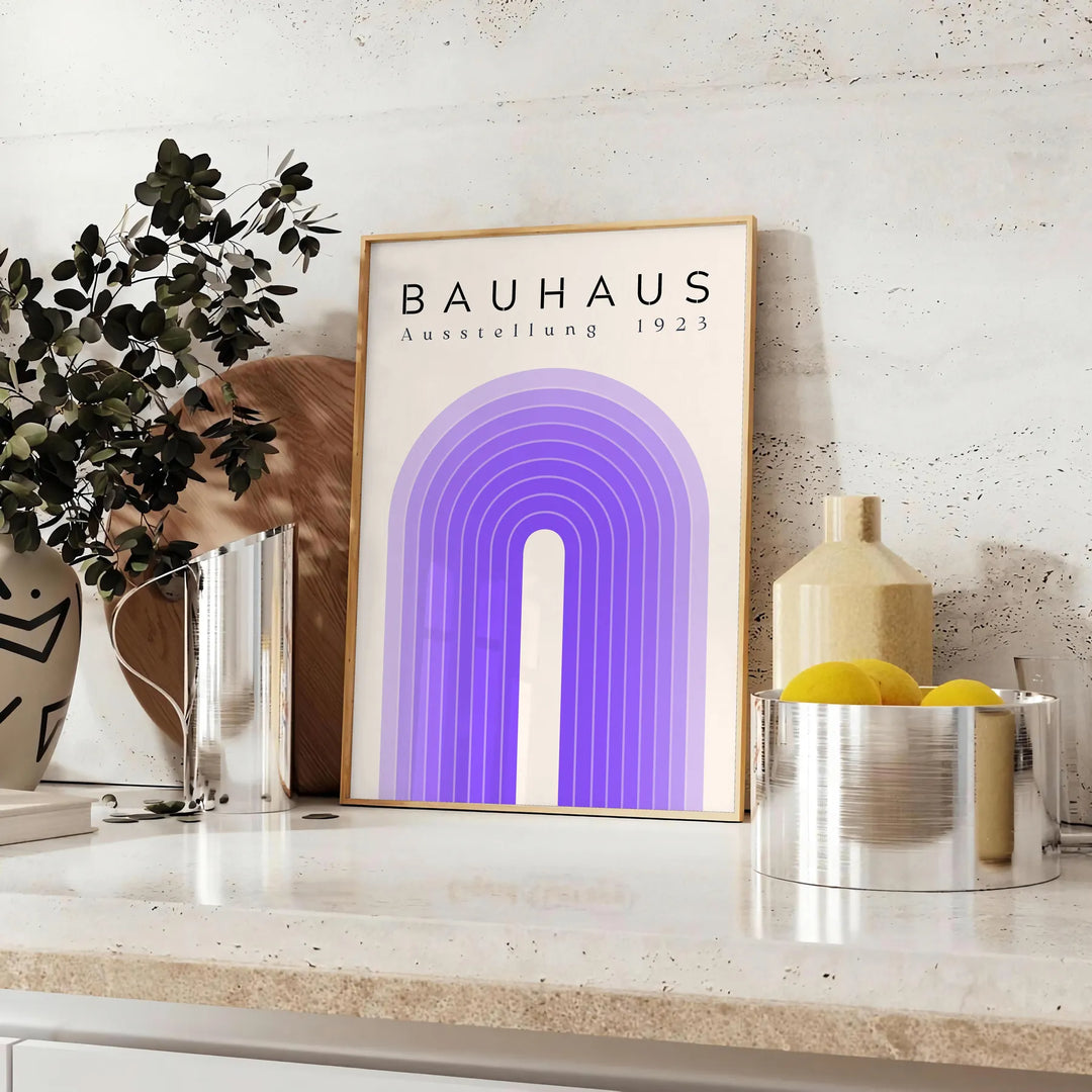 Abstrakte geometrische Formen im Bauhaus-Stil mit kräftigen Primärfarben - auf einer Arbeitsplatte mit Eukalyptus und einer Schale Zitronen