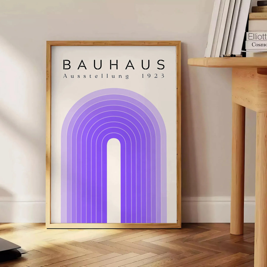 Abstrakte geometrische Formen im Bauhaus-Stil mit kräftigen Primärfarben - neben einem runden Beistelltisch aus Holz mit Büchern