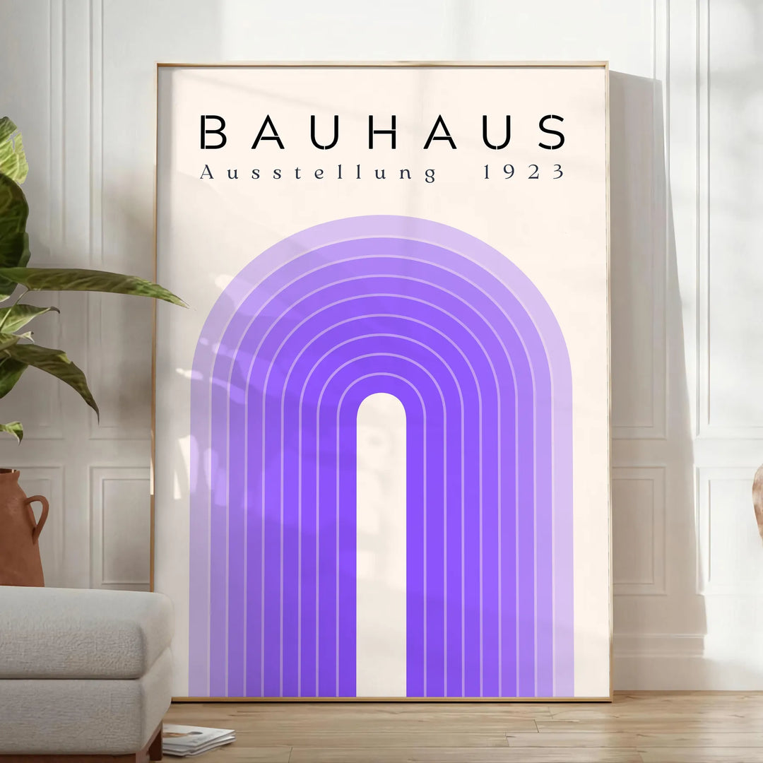 Abstrakte geometrische Formen im Bauhaus-Stil mit kräftigen Primärfarben - in einem hellen minimalistischen Raum mit Pflanze und Sessel