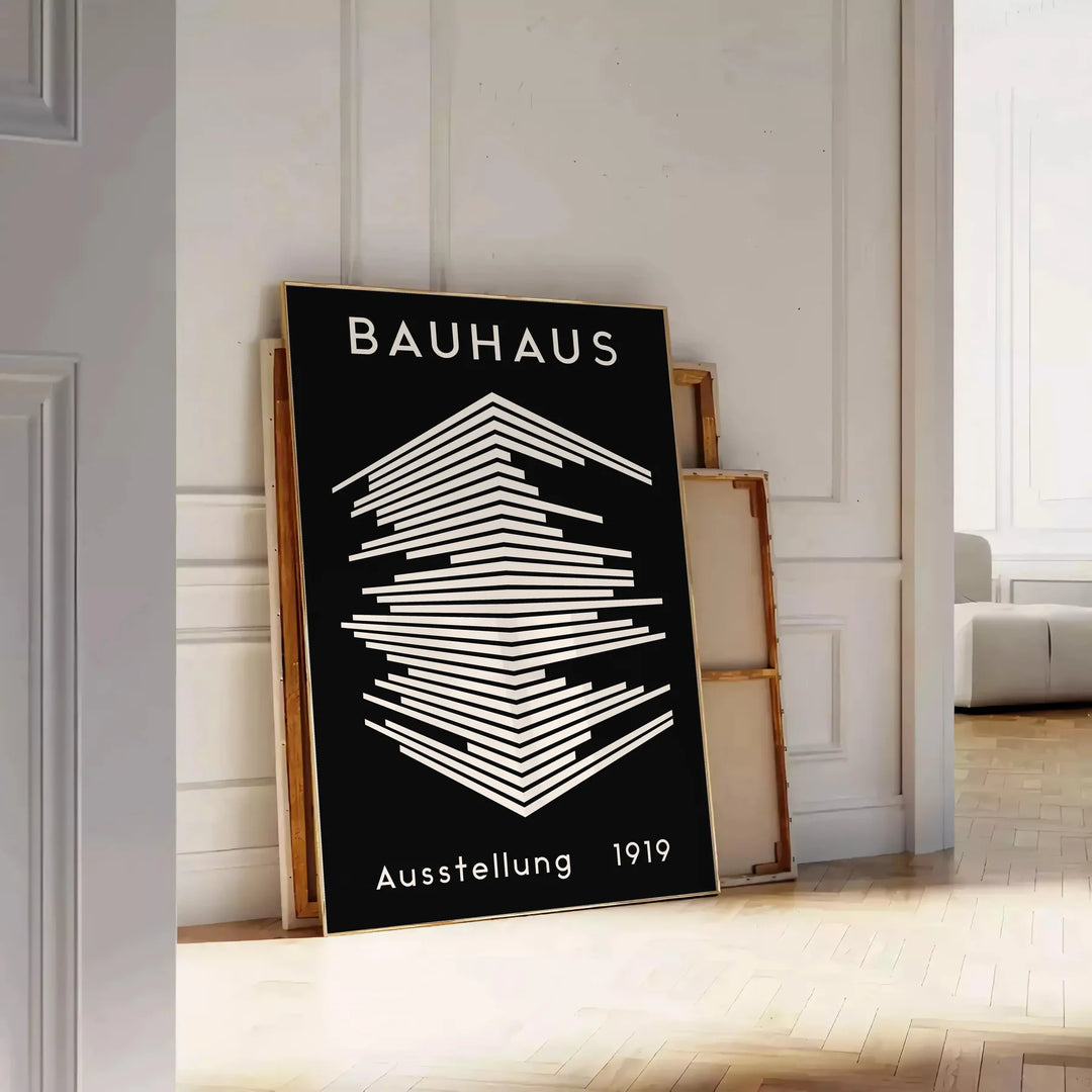Affiche Bauhaus montrant composition géométrique abstraite en rouge, bleu, jaune - posée sur un parquet à chevrons contre un mur à moulures