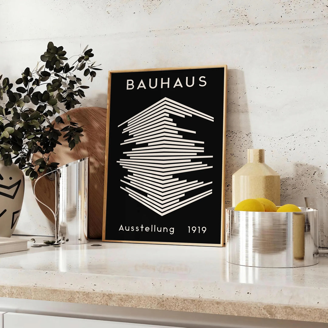 Affiche Bauhaus montrant composition géométrique abstraite en rouge, bleu, jaune - sur un plan de travail avec eucalyptus et coupe de citrons