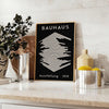 Affiche Bauhaus montrant composition géométrique abstraite en rouge, bleu, jaune - sur un plan de travail avec eucalyptus et coupe de citrons