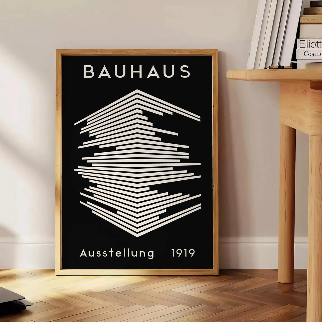 Affiche Bauhaus montrant composition géométrique abstraite en rouge, bleu, jaune - à côté d'une table d'appoint ronde en bois avec des livres