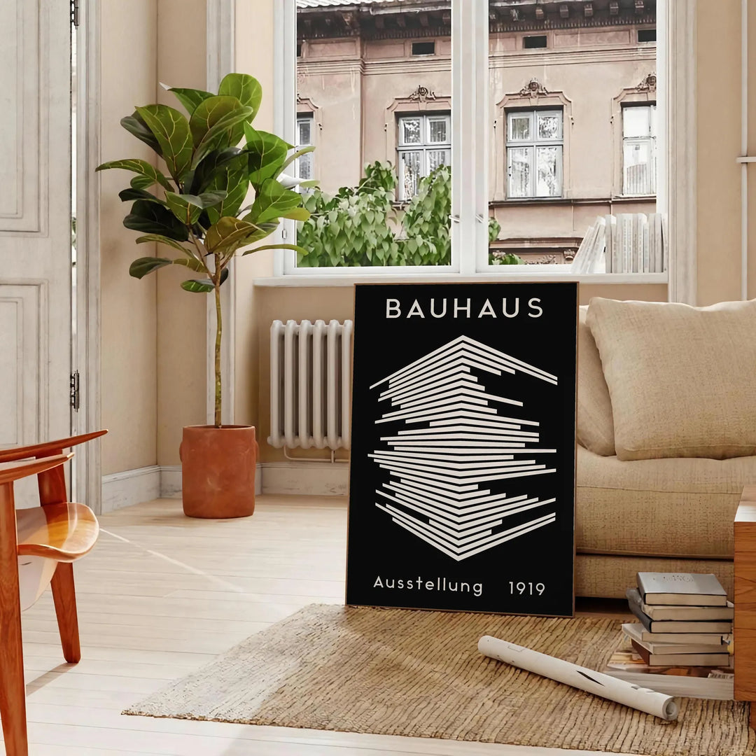 Affiche Bauhaus montrant composition géométrique abstraite en rouge, bleu, jaune - dans un salon parisien avec canapé et ficus