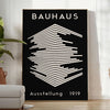 Affiche Bauhaus montrant composition géométrique abstraite en rouge, bleu, jaune - dans une pièce lumineuse épurée avec plante et fauteuil