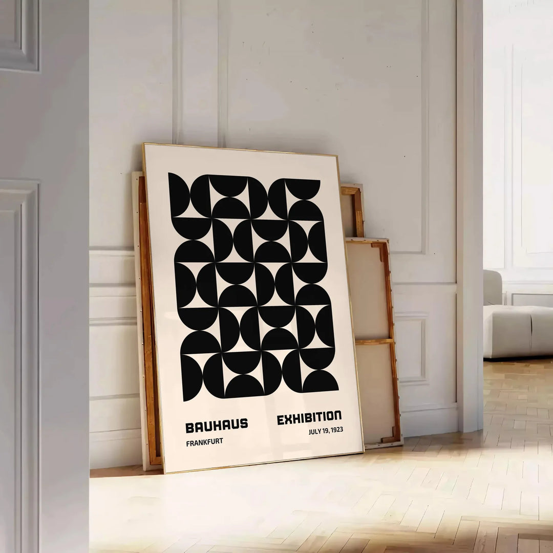 Affiche Bauhaus nuances élégante gris noir parfait intérieur une touche moderne cadeau idéal amoureux art disponibles A4 cm 50x70 60x80 A0 - posée sur un parquet à chevrons contre un mur à moulures