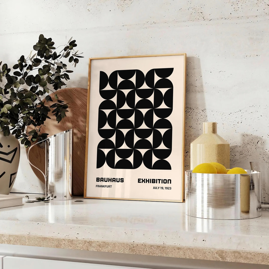 Affiche Bauhaus nuances élégante gris noir parfait intérieur une touche moderne cadeau idéal amoureux art disponibles A4 cm 50x70 60x80 A0 - sur un plan de travail avec eucalyptus et coupe de citrons