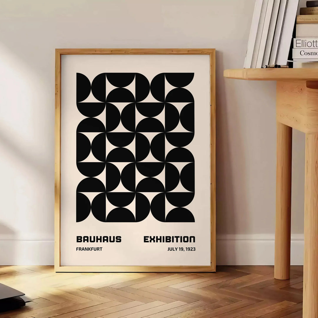 Affiche Bauhaus nuances élégante gris noir parfait intérieur une touche moderne cadeau idéal amoureux art disponibles A4 cm 50x70 60x80 A0 - à côté d'une table d'appoint ronde en bois avec des livres