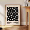 Affiche Bauhaus nuances élégante gris noir parfait intérieur une touche moderne cadeau idéal amoureux art disponibles A4 cm 50x70 60x80 A0 - à côté d'une table d'appoint ronde en bois avec des livres