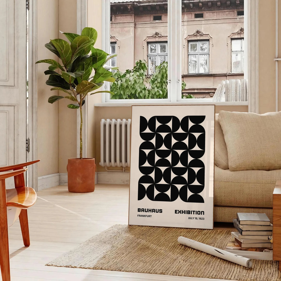 Affiche Bauhaus nuances élégante gris noir parfait intérieur une touche moderne cadeau idéal amoureux art disponibles A4 cm 50x70 60x80 A0 - dans un salon parisien avec canapé et ficus