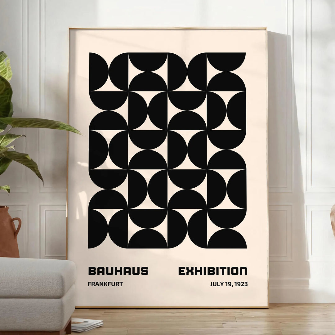 Affiche Bauhaus nuances élégante gris noir parfait intérieur une touche moderne cadeau idéal amoureux art disponibles A4 cm 50x70 60x80 A0 - dans une pièce lumineuse épurée avec plante et fauteuil
