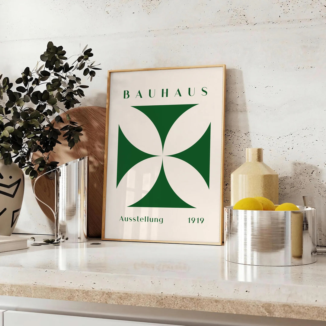 Geometrische Formen und Linien in Primärfarben, inspiriert vom Bauhaus-Design - auf einer Arbeitsplatte mit Eukalyptus und einer Schale Zitronen
