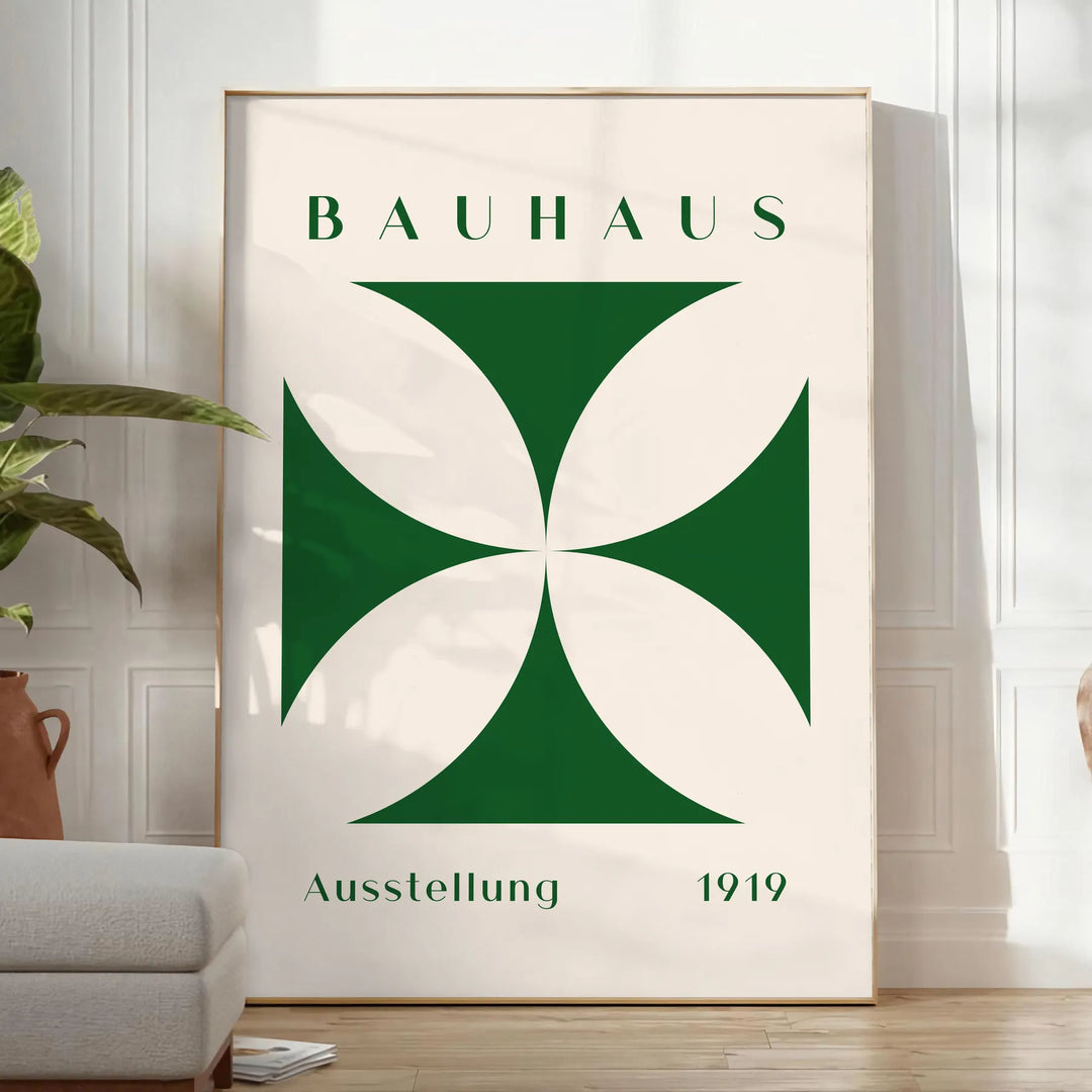Geometrische Formen und Linien in Primärfarben, inspiriert vom Bauhaus-Design - in einem hellen minimalistischen Raum mit Pflanze und Sessel