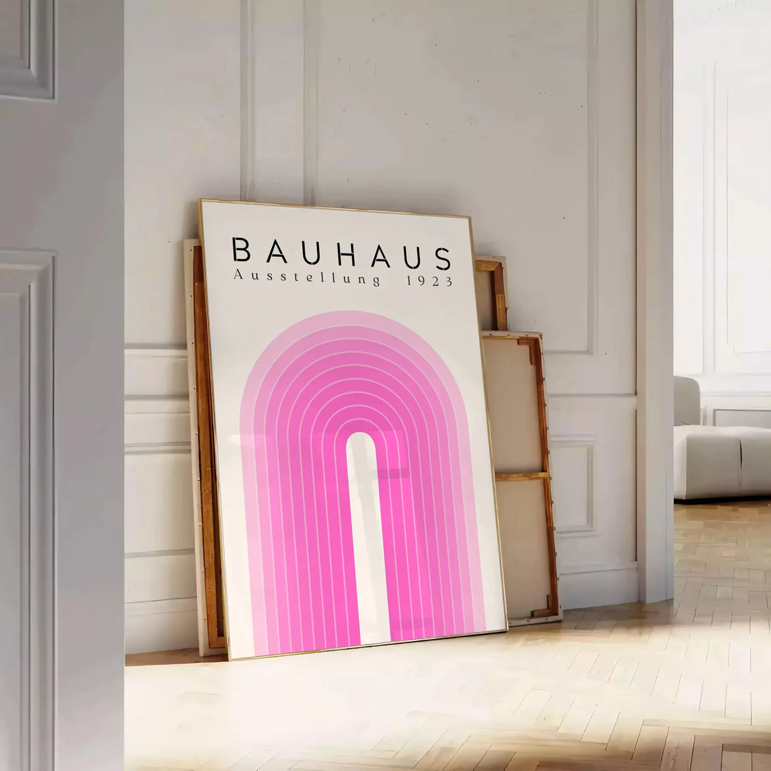 Design Bauhaus audacieux avec des formes géométriques en noir et orange - posée sur un parquet à chevrons contre un mur à moulures