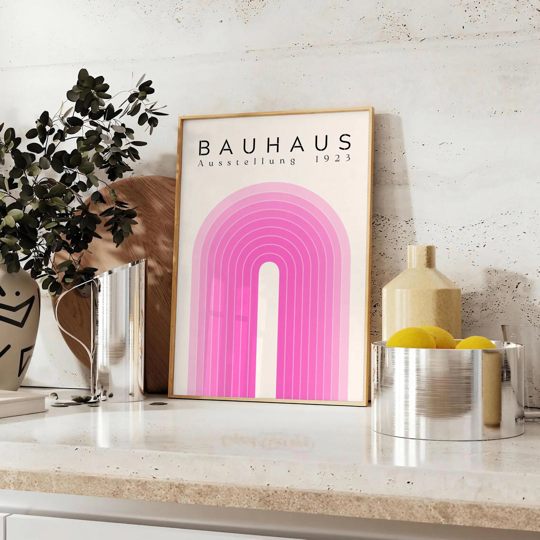 Design Bauhaus audacieux avec des formes géométriques en noir et orange - sur un plan de travail avec eucalyptus et coupe de citrons