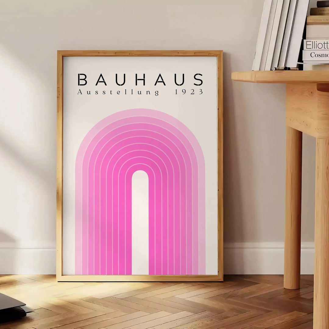 Design Bauhaus audacieux avec des formes géométriques en noir et orange - à côté d'une table d'appoint ronde en bois avec des livres