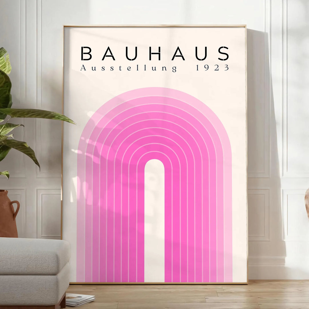Design Bauhaus audacieux avec des formes géométriques en noir et orange - dans une pièce lumineuse épurée avec plante et fauteuil