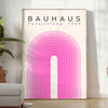 Design Bauhaus audacieux avec des formes géométriques en noir et orange - dans une pièce lumineuse épurée avec plante et fauteuil