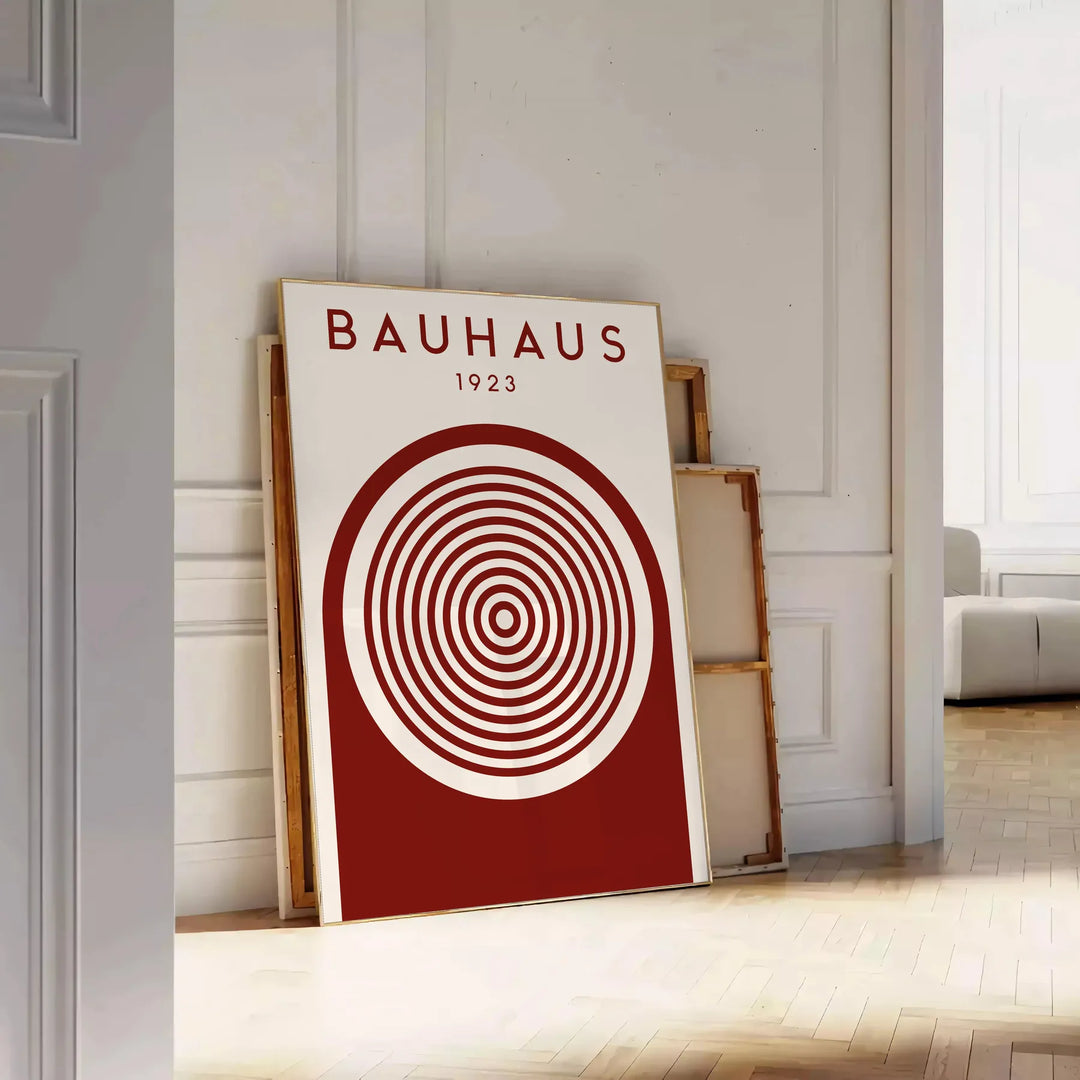 Design astratto Bauhaus con forme geometriche in tonalità di grigio e marrone - appoggiato su un pavimento a spina di pesce contro una parete a pannelli