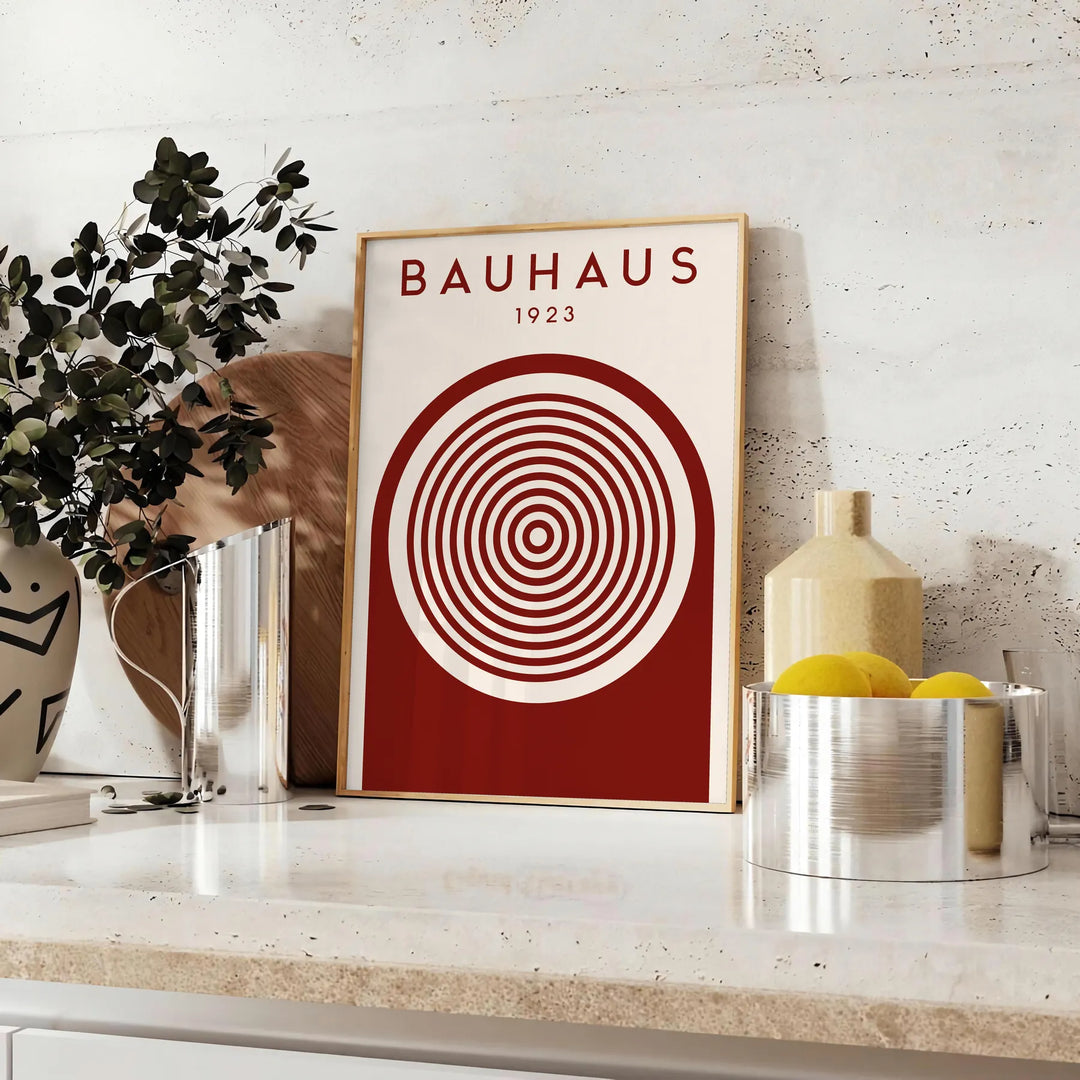 Design astratto Bauhaus con forme geometriche in tonalità di grigio e marrone - su un piano con eucalipto e una ciotola di limoni