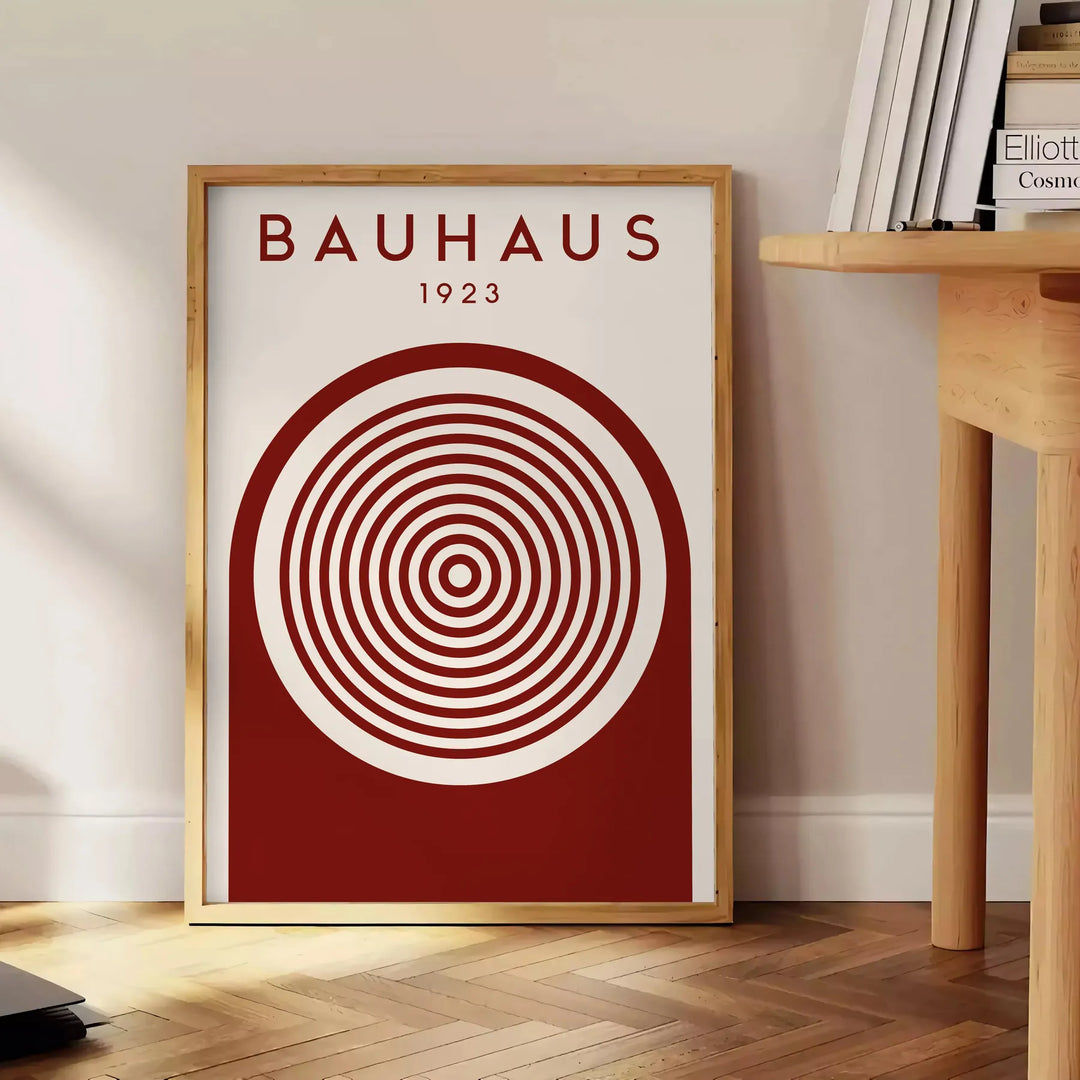 Design astratto Bauhaus con forme geometriche in tonalità di grigio e marrone - accanto a un tavolino rotondo in legno con libri