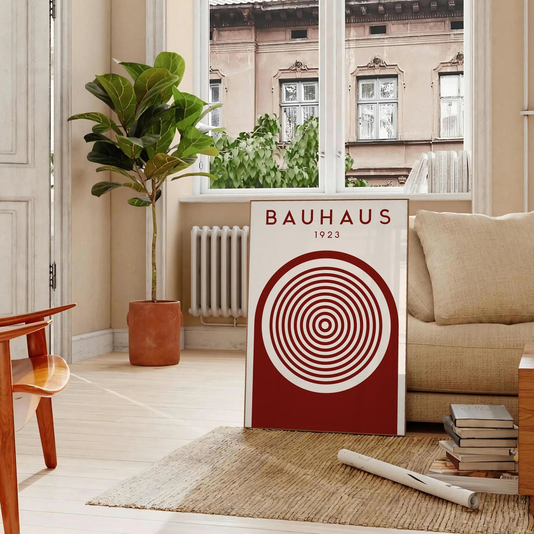 Design astratto Bauhaus con forme geometriche in tonalità di grigio e marrone - in un soggiorno parigino con divano e un ficus