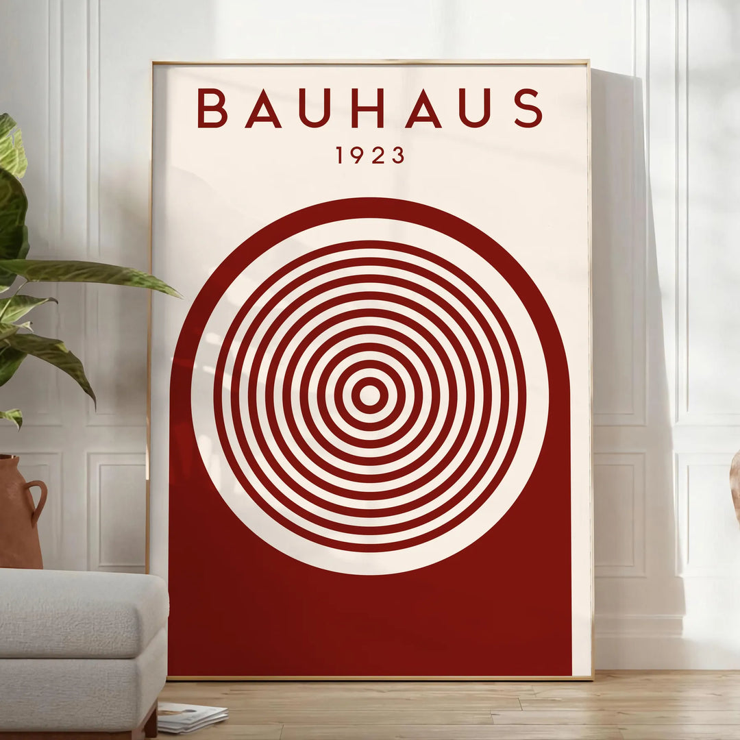 Design astratto Bauhaus con forme geometriche in tonalità di grigio e marrone - in una stanza luminosa e minimalista con pianta e poltrona