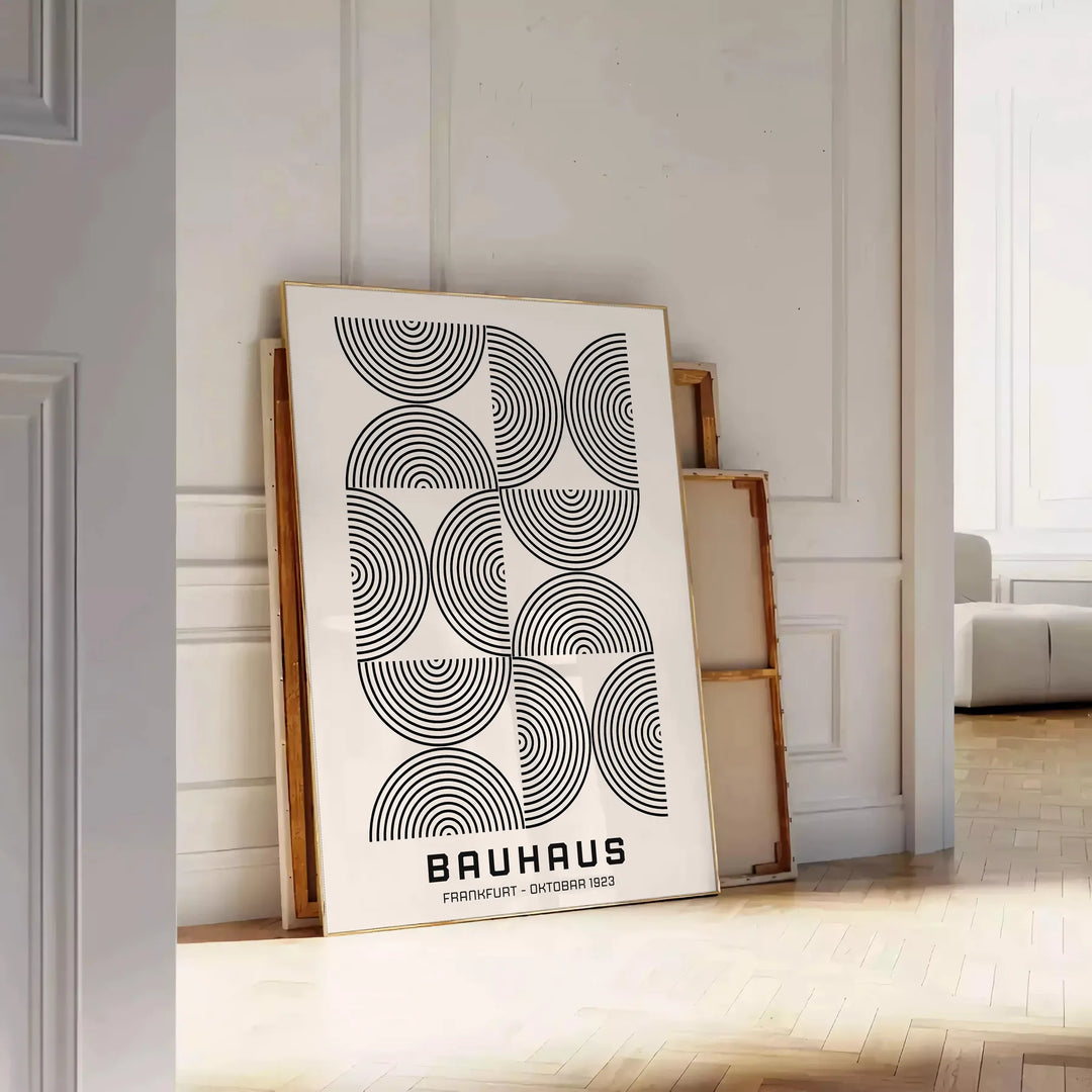 Formas geométricas abstractas en gris y negro, inspiradas en el diseño Bauhaus - apoyado en un suelo de espiga contra una pared de molduras