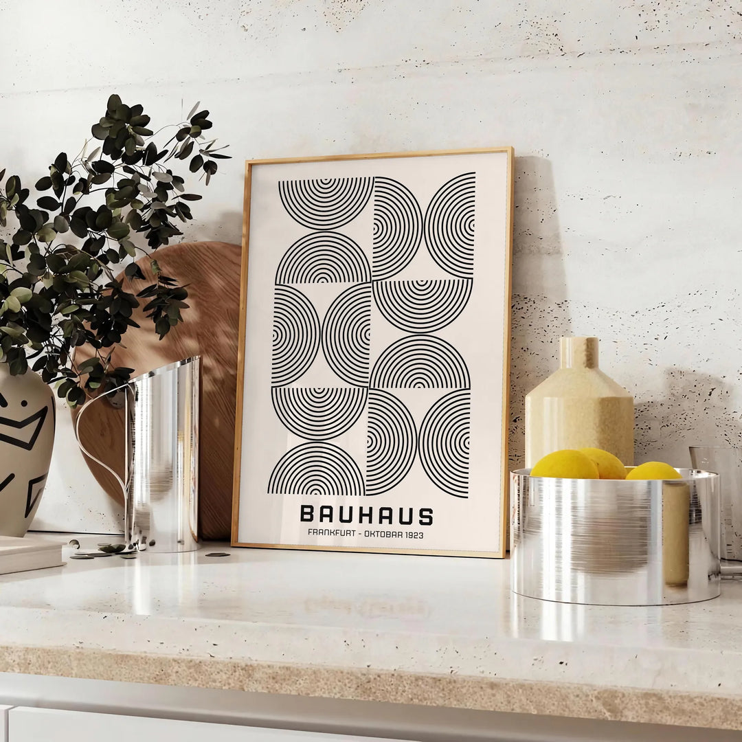 Formas geométricas abstractas en gris y negro, inspiradas en el diseño Bauhaus - sobre una encimera con eucalipto y un cuenco de limones