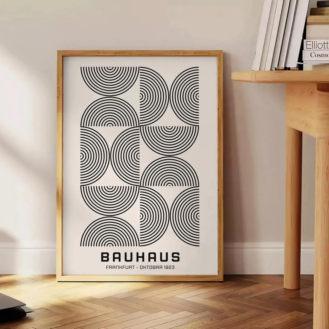Formas geométricas abstractas en gris y negro, inspiradas en el diseño Bauhaus - junto a una mesa auxiliar redonda de madera con libros